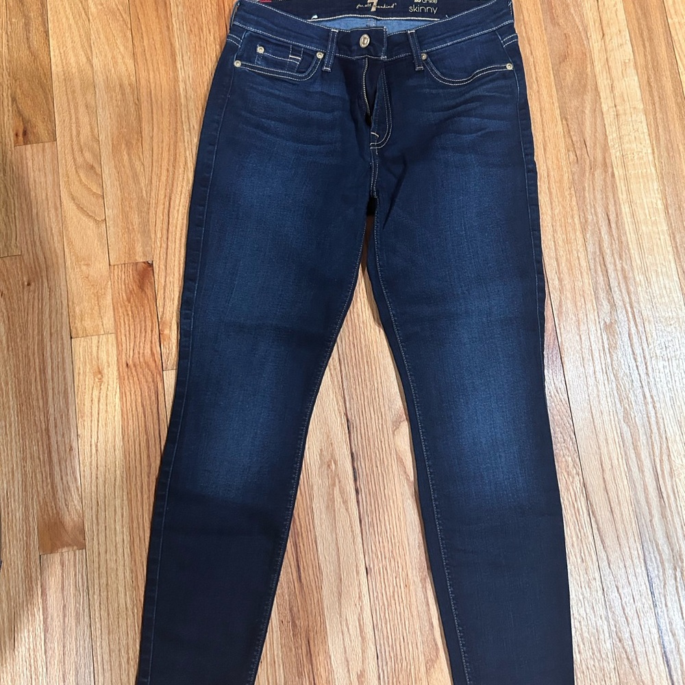 Final Sale -NWOT- 7 for all mankind skinny jeans Size 31 zip closure.